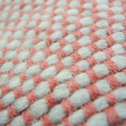 523-roze-kussen gebreid diamond stitch (50x35cm)-2