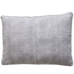 Voile grey kussen hinck amsterdam woonaccessoires met bijzondere texturen met oog voor detail van een hoge kwaliteit