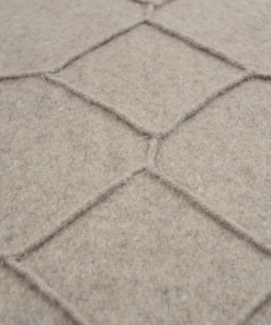 hexagon beige detail kussen taupe zand naturel hinck amsterdam wolvilt 40x60cm woonaccessoires met bijzondere texturen met oog voor detail, handgemaakt en of handgeweven