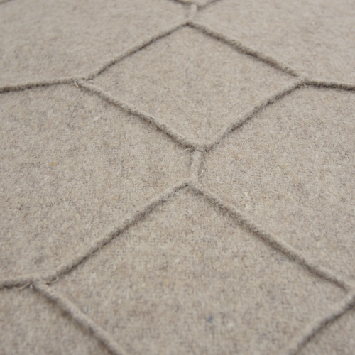 hexagon beige detail kussen taupe zand naturel hinck amsterdam wolvilt 40x60cm woonaccessoires met bijzondere texturen met oog voor detail, handgemaakt en of handgeweven