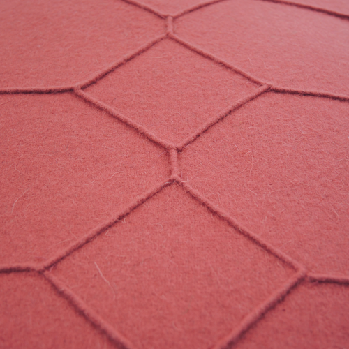 hexagon mineral red detail kussen diep roze hinck amsterdam wolvilt 40x60cm woonaccessoires met bijzondere texturen met oog voor detail, handgemaakt en of handgeweven