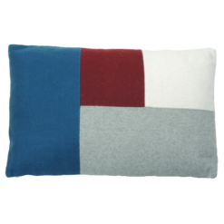 Color blocking navy kussen hinck amsterdam woonaccessoires met bijzondere texturen met oog voor detail van een hoge kwaliteit
