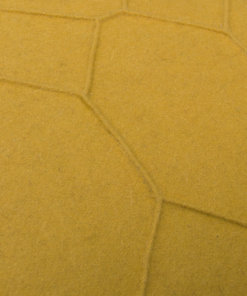 hexagon mustard detail kussen mosterd geel groen hinck amsterdam wolvilt 40x60cm woonaccessoires met bijzondere texturen met oog voor detail, handgemaakt en of handgeweven