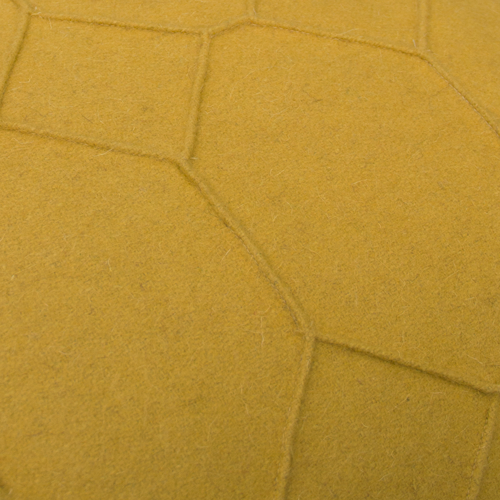 hexagon mustard detail kussen mosterd geel groen hinck amsterdam wolvilt 40x60cm woonaccessoires met bijzondere texturen met oog voor detail, handgemaakt en of handgeweven