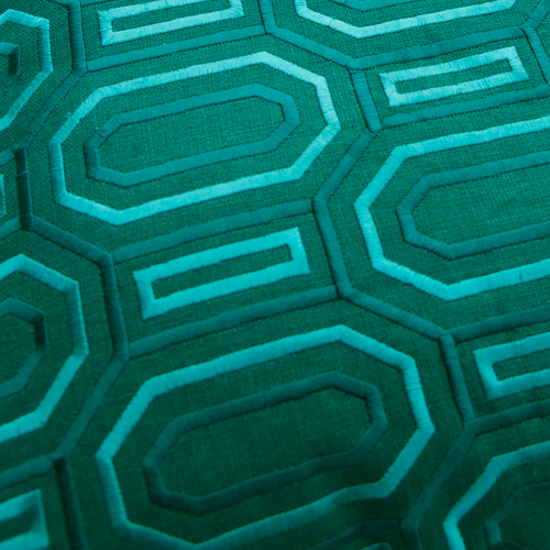 Octagon borduur peacockgreen kussen groen donkergroen detail hinck amsterdam linnen hand geborduurd 45x45cm woonaccessoires met bijzondere texturen met oog voor detail, handgemaakt en of handgeweven