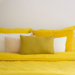 Interieur inspiratie beddengoed dekbedovertrek geel oker ochre ocre 300TC beste kwaliteit gekleurd bedding kussens vernieuwend hinck amsterdam woonaccessoires