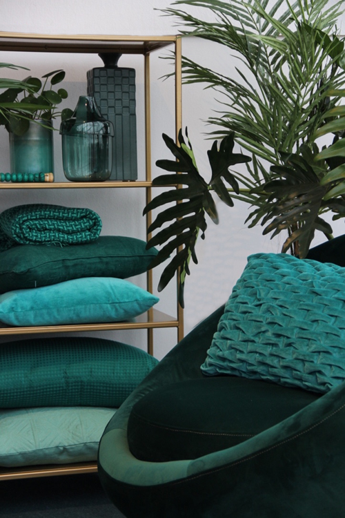 Interieur inspiratie groenblauw aqua emerald green groen cadmium blauw kussens nieuwste trend vernieuwend hinck amsterdam woonaccessoires