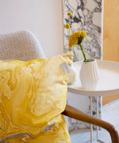 Interieur inspiratie oker ocre ochre marmer marble geel nieuwste trend kussens vernieuwend hinck amsterdam woonaccessoires