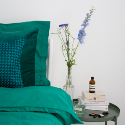 Interieur inspiratie beddengoed dekbedovertrek groen gekleurd diepgroen cadmiumgreen bedding kussens vernieuwend hinck amsterdam woonaccessoires