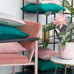 Interieur inspiratie roze groen cadmium emerald zachtroze pink green kussens nieuwste trend vernieuwend hinck amsterdam woonaccessoires